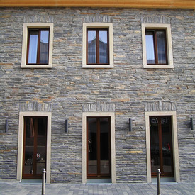 Frontalansicht einer Steinfassade eines Gebäudes in Oberwesel