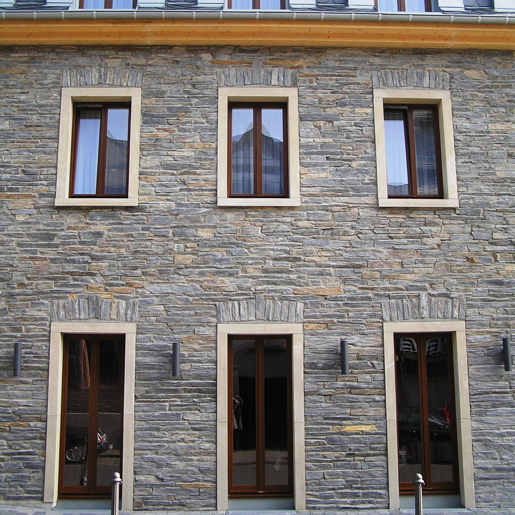 Frontalansicht einer Steinfassade eines Gebäudes in Oberwesel