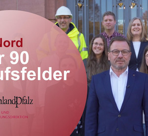 Gruppenfoto vor der SGD Nord mit Logo und Aufdruck: Über 90 spannende Berufsfelder