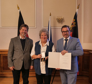 SGD-Nord-Präsident Wolfgang Treis überreicht die Urkunde an Ulrike Baum