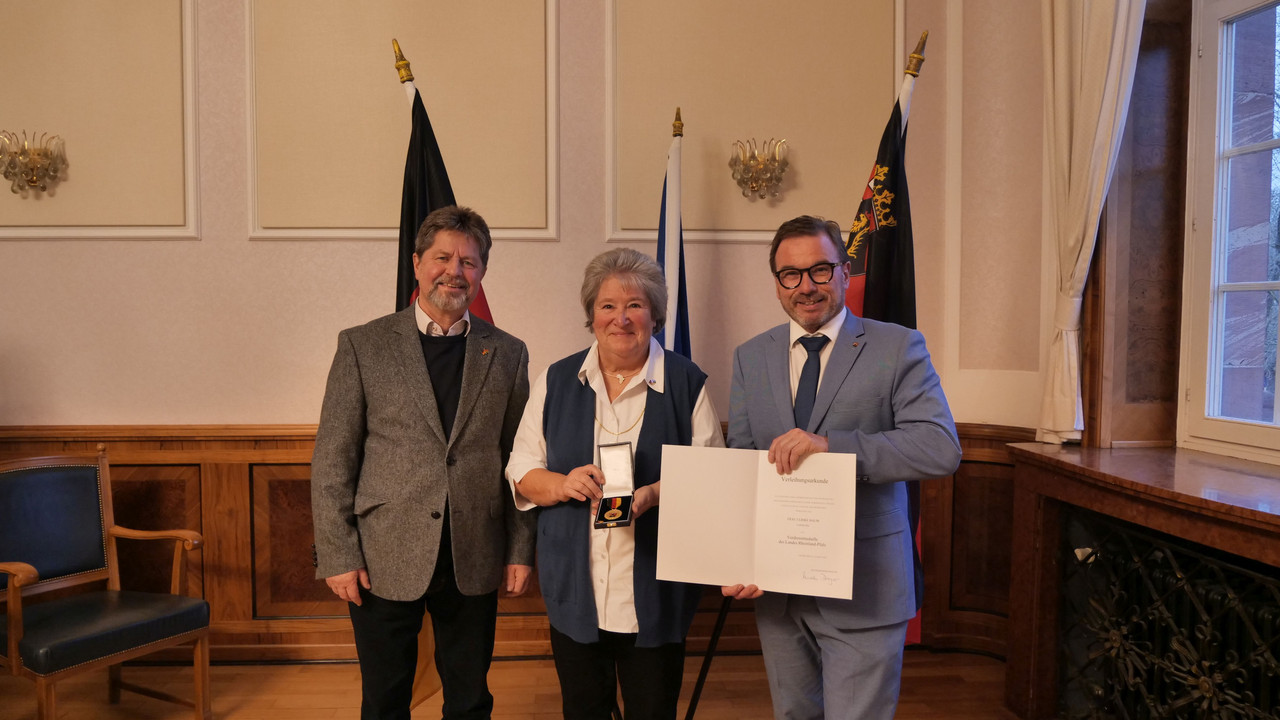 SGD-Nord-Präsident Wolfgang Treis überreicht die Urkunde an Ulrike Baum