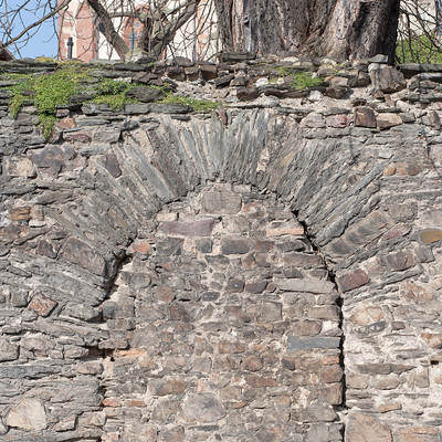 Frontalansicht eines alten, gemauerten Torbogens