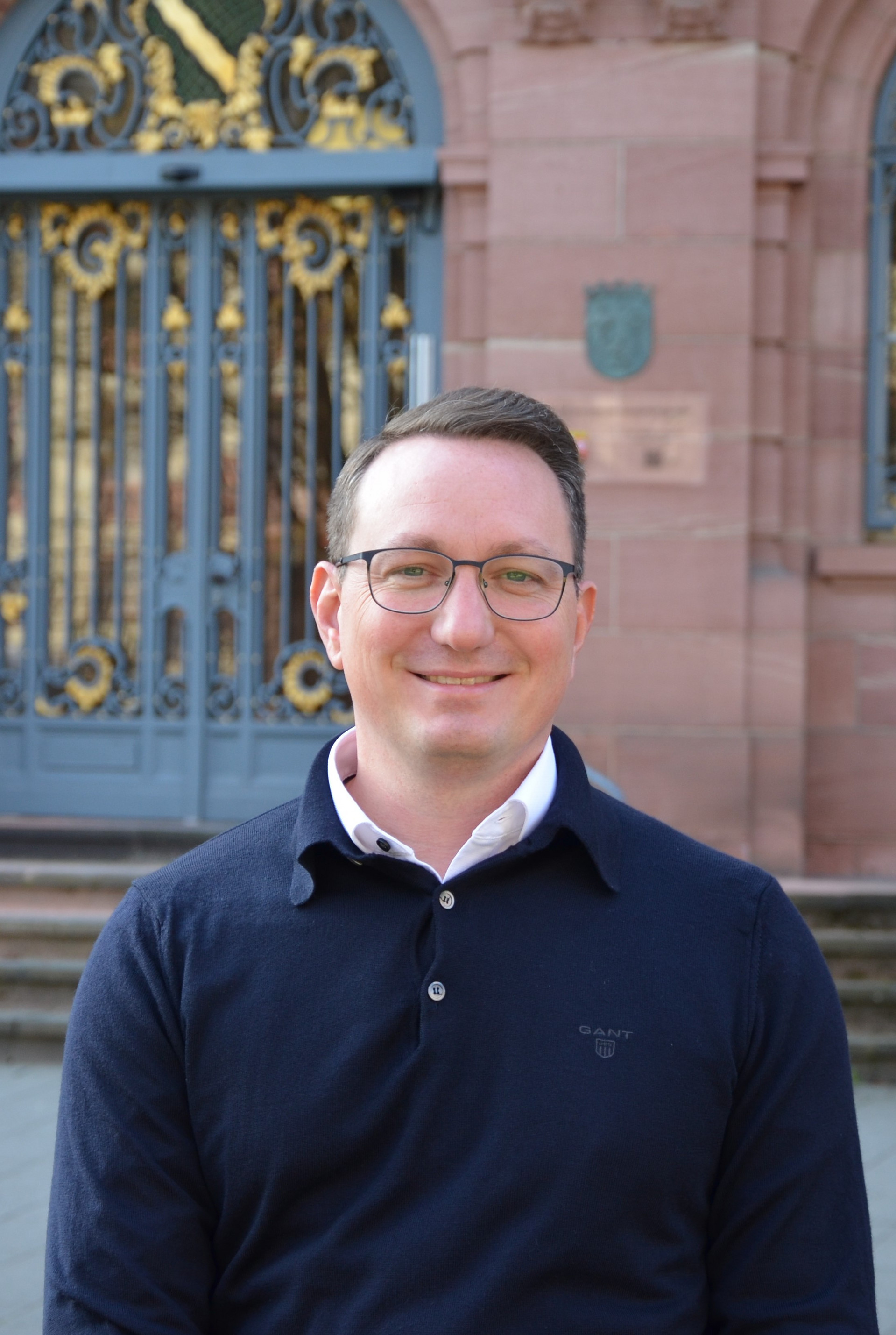 Mann vor Eingangtür