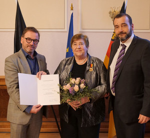 SGD-Nord-Präsident Wolfgang Treis (li.) überreichte die Urkunde an Christine Zimmermann.