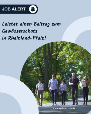 Gruppe von Personen geht eine Straße entlang