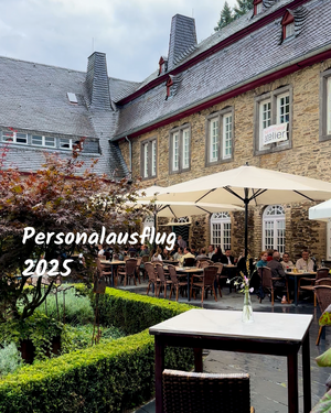 Foto des Innenhofs des Weinguts Kloster Marienthal mit Schriftzug "Personalausflug 2025"