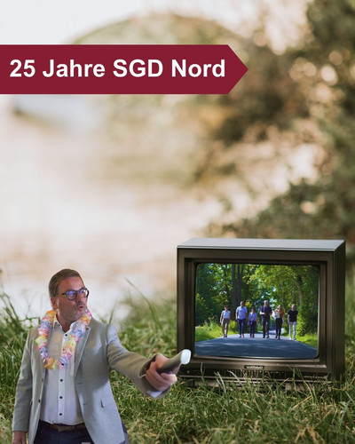 Mann mit Fernbedienung schaltet Fernseher ein