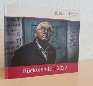 Zu sehen ist das Cover des Rückblendekataloges mit Frank-Walter Steinmeier