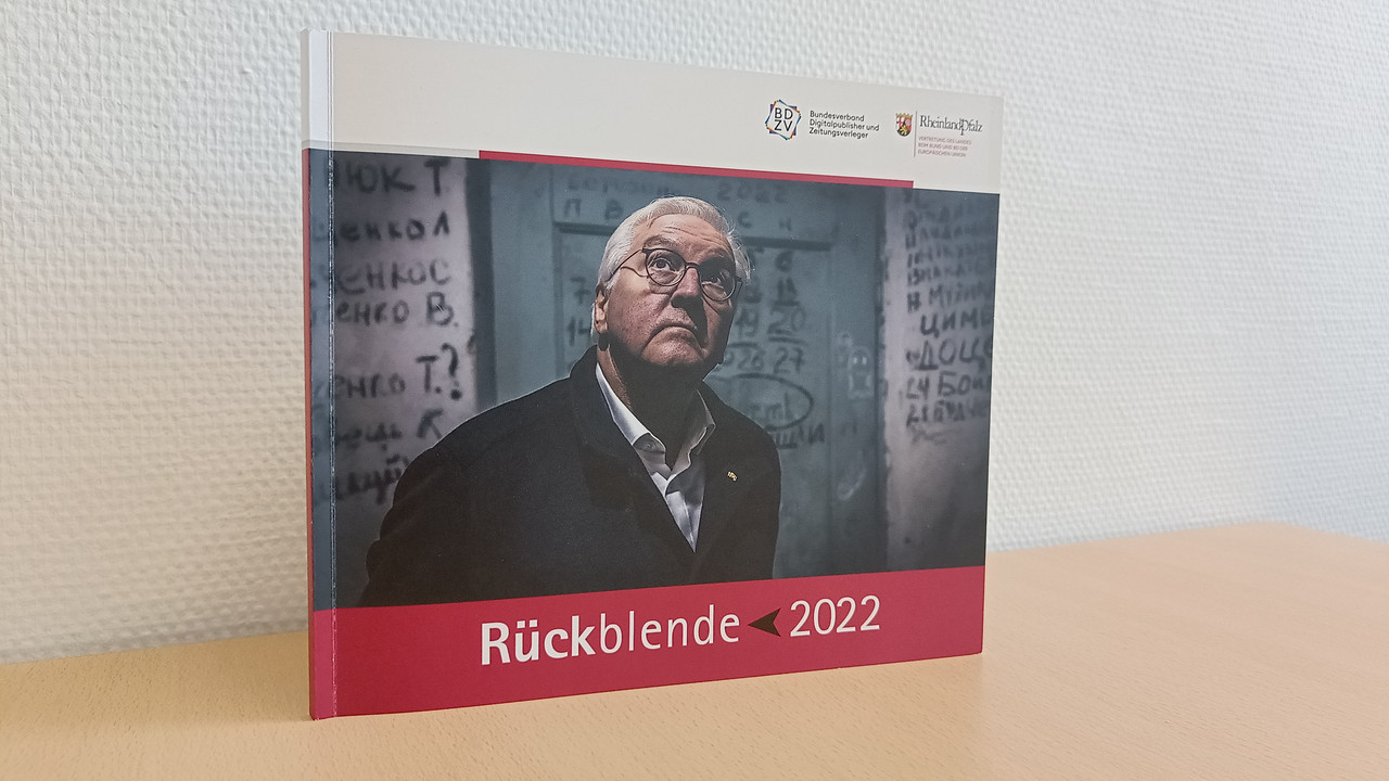 Zu sehen ist das Cover des Rückblendekataloges mit Frank-Walter Steinmeier