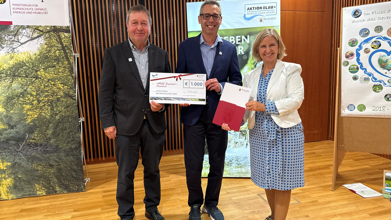 Umweltministerin Katrin Eder mit Vertretern der ausgezeichneten ARGE Saynbach