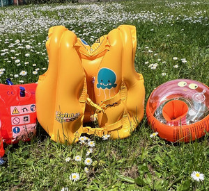 Schwimmhilfen auf Rasen