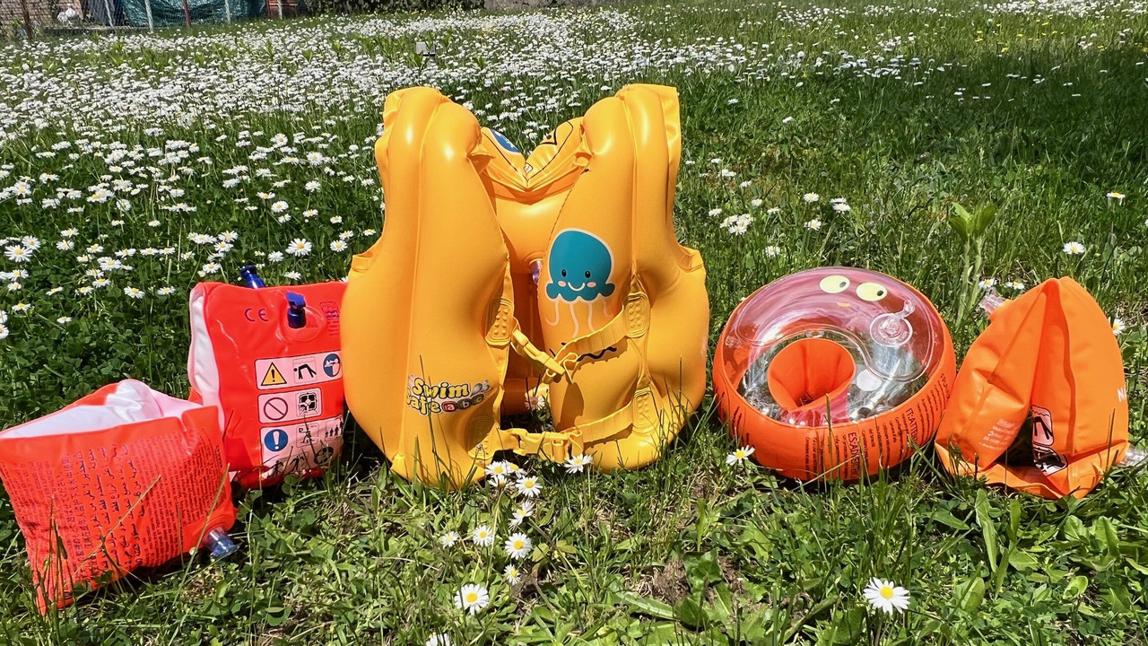 Schwimmhilfen auf Rasen
