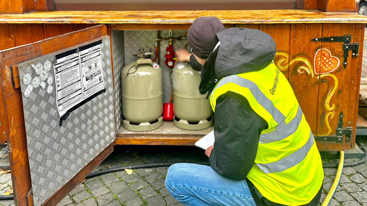 Mann mit Warnweste prüft Gasflaschen