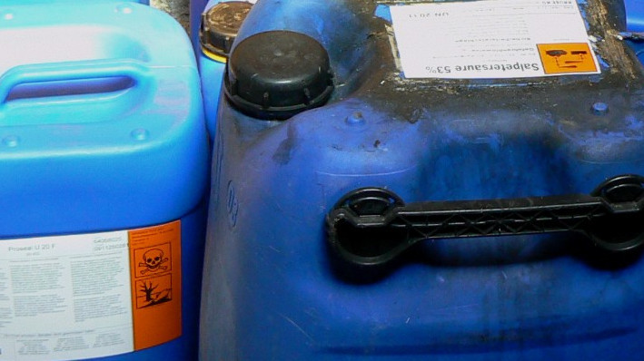 Behälter mit Gefahrstoffkennzeichnungen