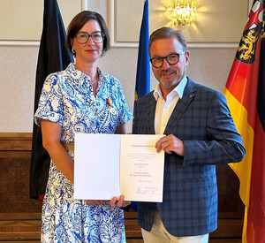 Portrait von Herrn Treis und Frau Bott mit der Urkunde