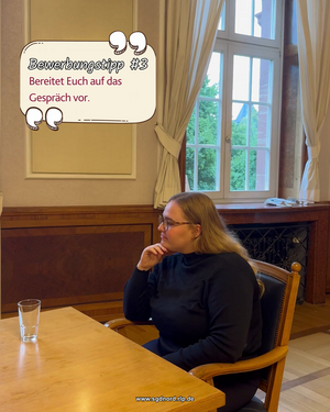 Person mit nachdenklichem Gesichtsausdruck und Aufschrift "Bewerbungstipp Nummer 3: Bereitet Euch auf das Gespräch vor."