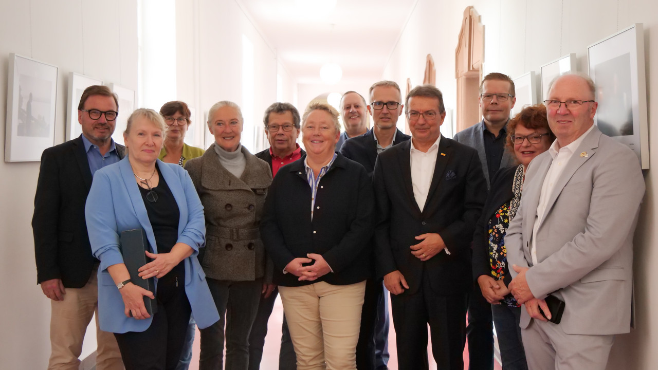 Foto der Gäste, die zur Eröffnung der Rückblende-Ausstellung eingeladen worden sind