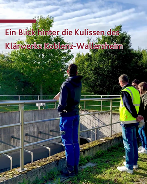 Mann steht mit Personengruppe an Regenüberlaufbecken