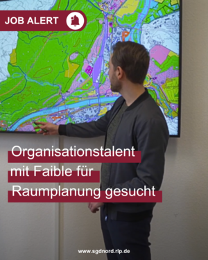 Das Poster zeigt einen Mann, der vor einem Bildschirm steht, auf dem eine topographische Karte zu sehen ist, und es hat die Aufschrift "Organisationstalente mit Faible für Raumplanung gesucht"