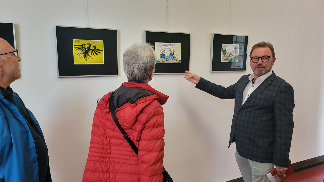 Menschen vor Karikaturen