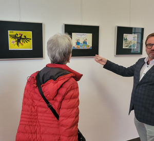 Menschen vor Karikaturen