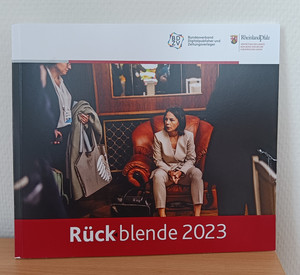Cover des Rückblende Katalogs mit Ministerin Annalena Baerbock