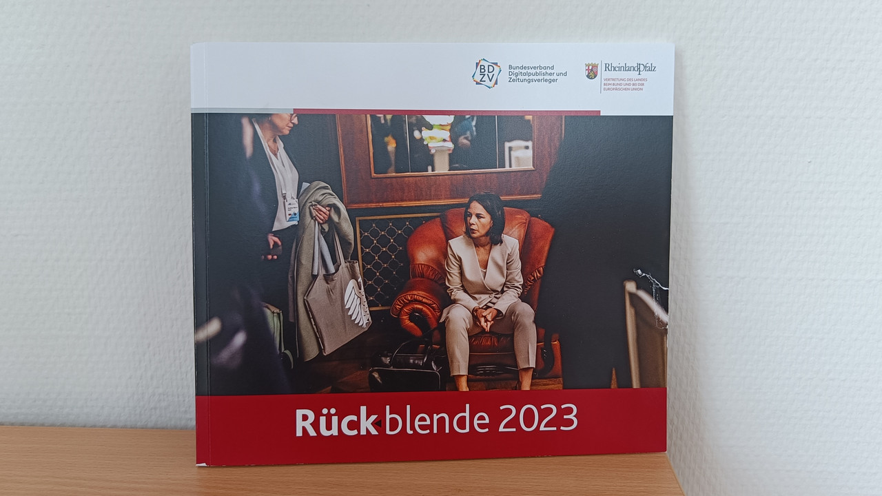 Cover des Rückblende Katalogs mit Ministerin Annalena Baerbock