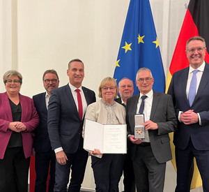 Alexander Schweitzer, Joachim Gerke, Dieter Burgard, Dagmar Gerke, Bürgermeister Joachim Rodenkirch, SGD-Nord-Präsident Wolfgang Treis und Staatssekretärin Bettina Brück bei der Überreichung der Landesverdienstmedaille an Joachim Gerke
