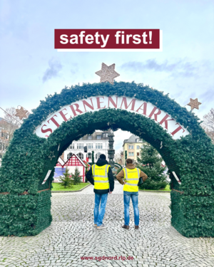 zwei Personen mit Warnwesten auf dem Weihnachtsmarkt