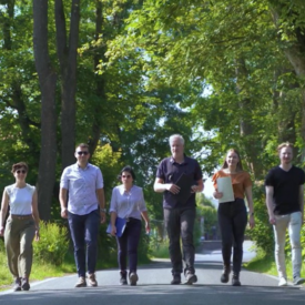 Gruppenfoto von Menschen, die spazieren 