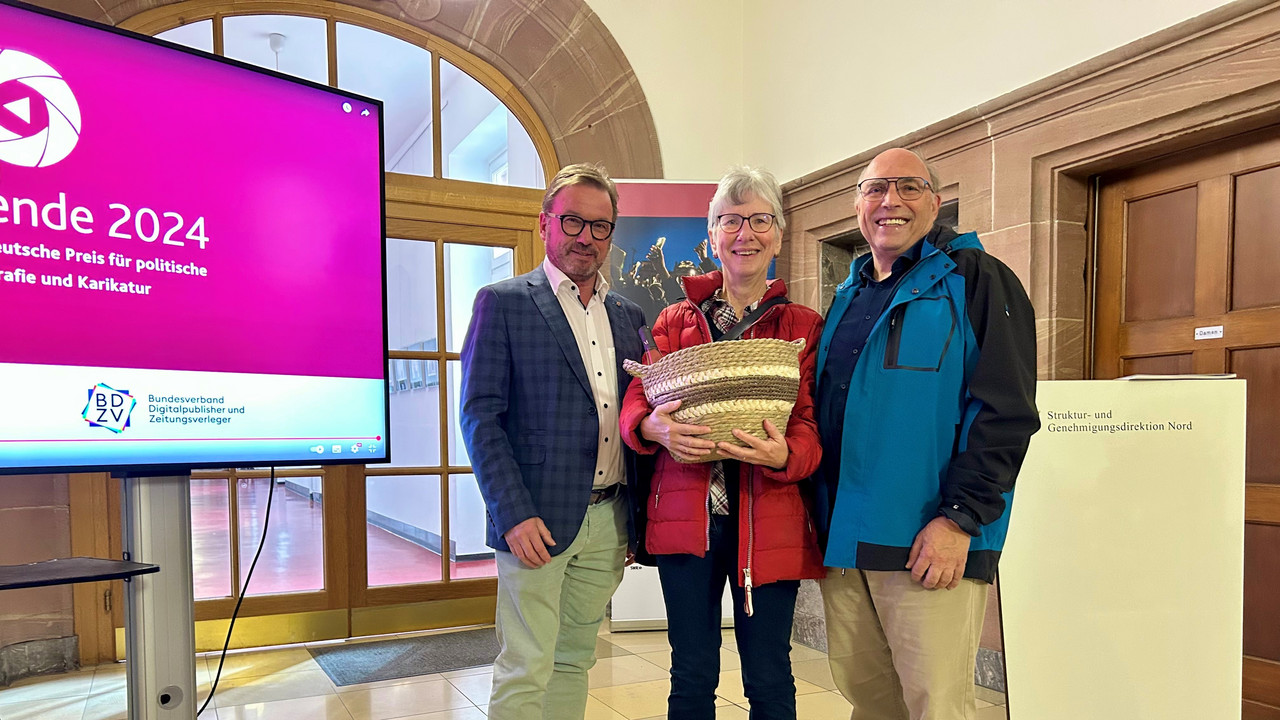 Drei Personen mit Geschenkkorb