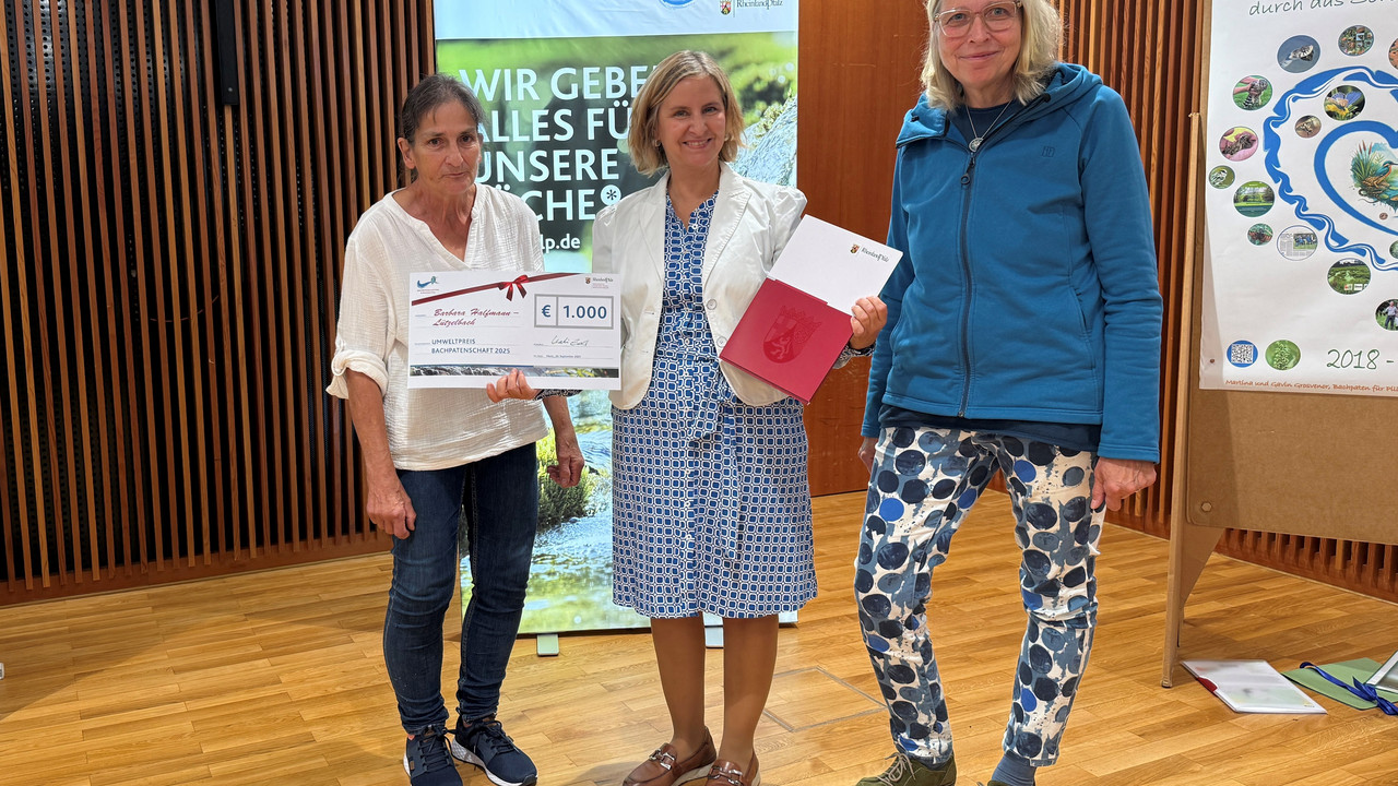 Bachpatin Barbara Halfmann (links) mit Umweltministerin Katrin Eder und einer Vertreterin des NABU Kreisverbandes