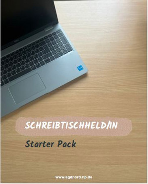 Laptop auf Schreibtisch mit Schriftzug "Schreibtischheld/in - Starter Pack"