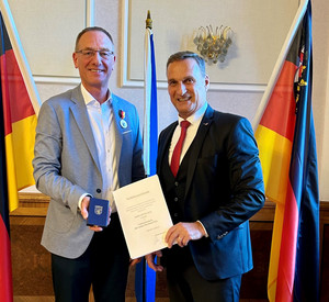 SGD-Nord-Präsident und Beliehener halten Urkunde in die Kamera