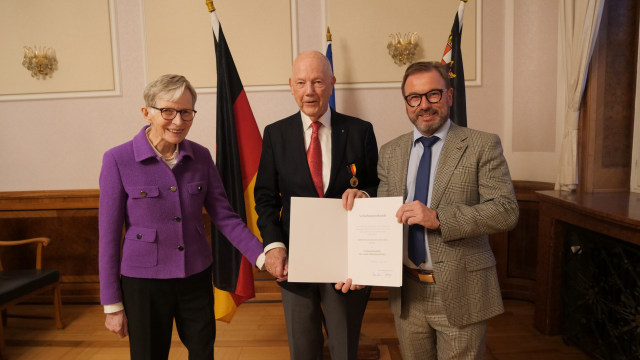 Gruppenfoto mit Urkunde