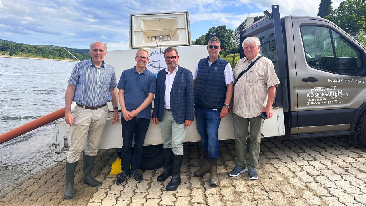 Gruppenfoto mit fünf Männern am Rheinufer