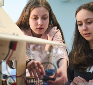 Zwei Mädchen an einem Mikrocontroller-Board
