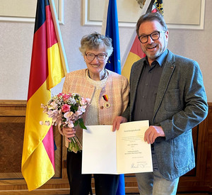 SGD-Nord-Präsident und Beliehene halten Urkunde in die Kamera.