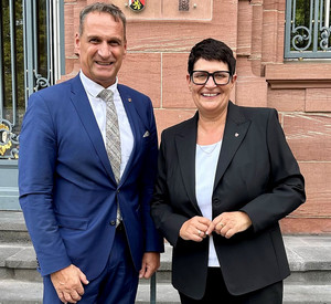 Ein Mann und eine Frau schauen in die Kamera.