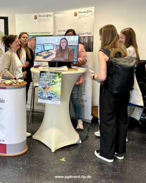 Messestand mit fünf Menschen