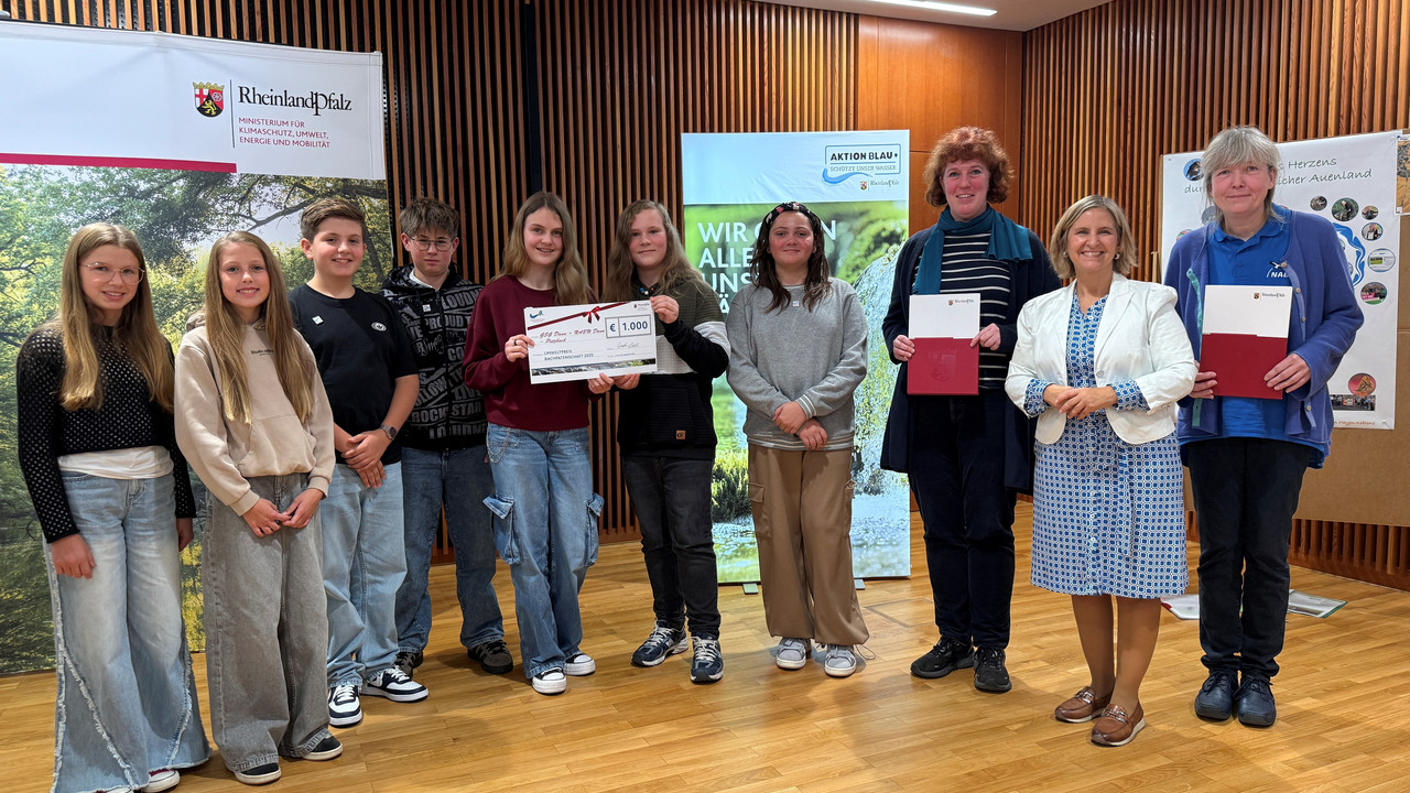 Umweltministerin Katrin Eder mit Schülerinnen, Schülern und Lehrerinnen des Geschwister-Scholl-Gymnasiums Daun