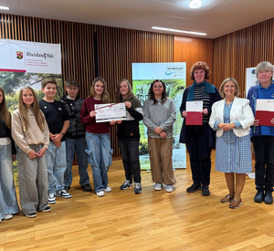 Umweltministerin Katrin Eder mit Schülerinnen, Schülern und Lehrerinnen des Geschwister-Scholl-Gymnasiums Daun