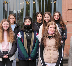 Gruppenfoto vor der SGD Nord mit Mädchen, die am Girls Day teilgenommen haben, und Präsident Treis