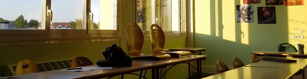 Menschenleerer Klassenraum mit Stühlen und Tischen