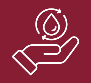 Hand mit Wassertropfen